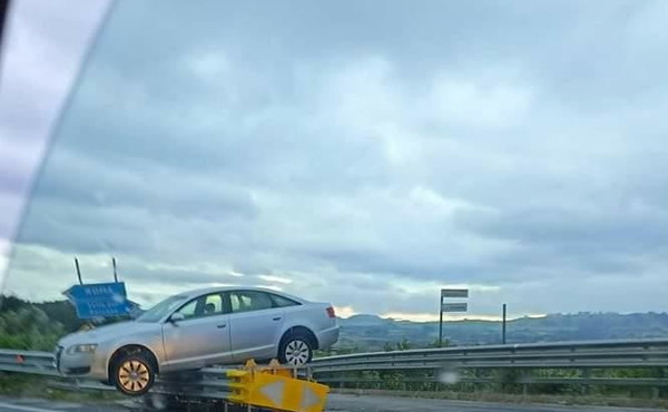 Incredibile incidente sulla Cassia. L'auto finisce in bilico sul guardrail! La foto diventa virale