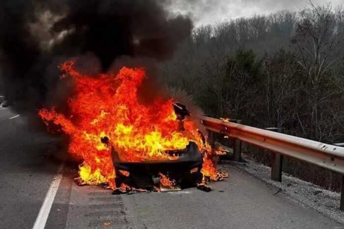 Una Tesla Model S in fiamme. Per spegnerla servono 45.000 litri d'acqua