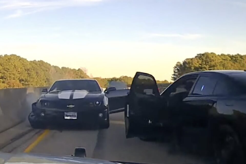 Arkansas: Impressionante schianto fra una macchina della polizia e una Chevrolet Camaro (VIDEO)