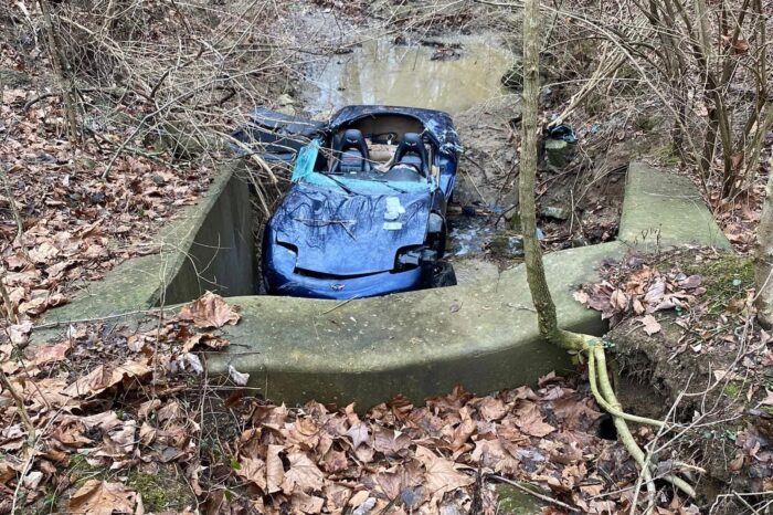 Tremendo incidente in Ohio. Una Corvette C5 vola giù da un dirupo. Conducente miracolosamente illeso (VIDEO)