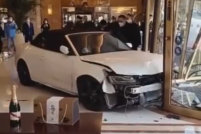 Cina: Un uomo si schianta con la sua Audi A5 dentro l'atrio di un Hotel. Arrestato (VIDEO)