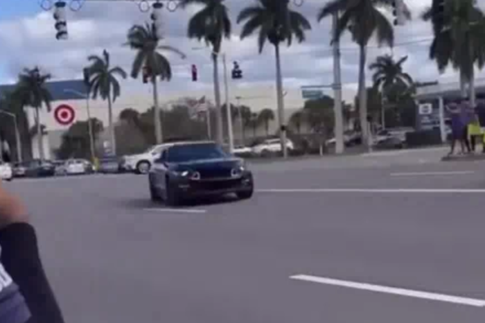 Florida: Una Mustang compie una manovra folle e si schianta davanti a una pattuglia della Polizia (VIDEO)
