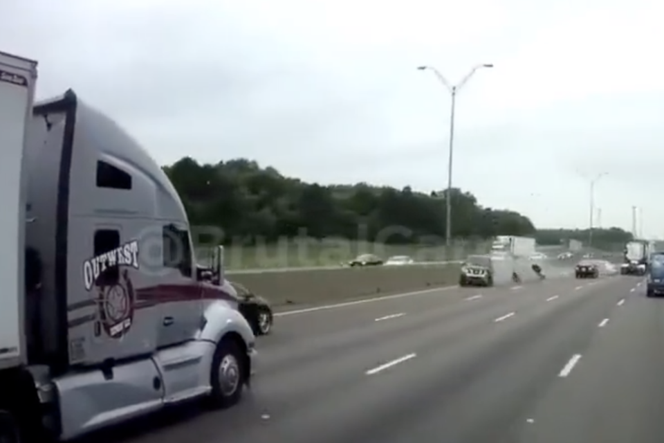 Auto in contromano in Autostrada provoca un incidente pazzesco! Il filmato diventa virale (VIDEO)