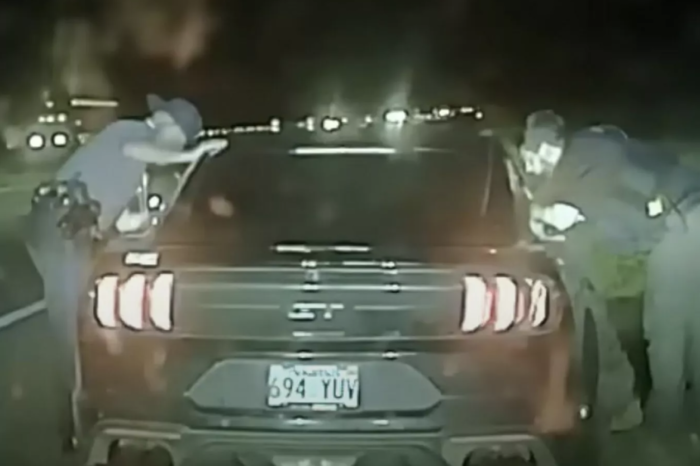 Una Ford Mustang scappa a tutto gas dopo un controllo, poliziotti beffati (VIDEO)