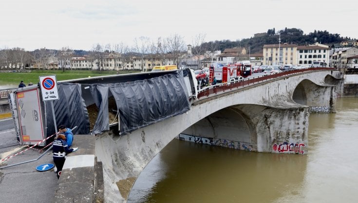 Firenze, il video del momento in cui il Tir si rovescia sul ponte della Vittoria! (VIDEO)