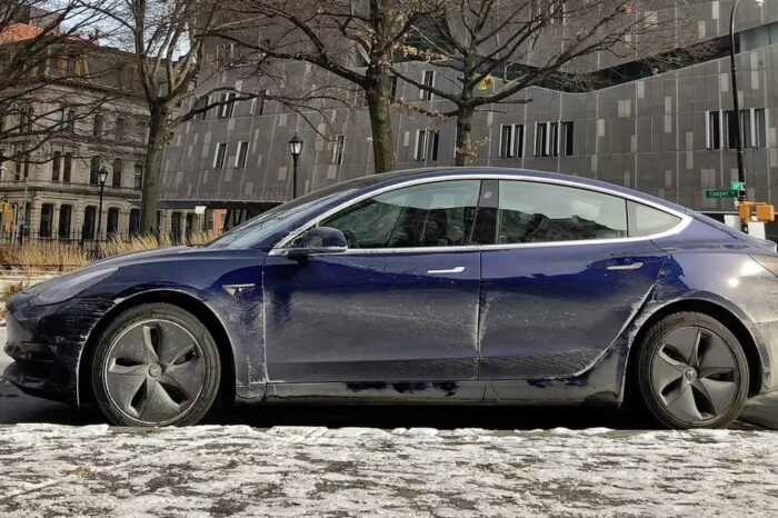 Nuovi guai per Tesla: le maniglie della Model 3 si bloccano col ghiaccio! (VIDEO)