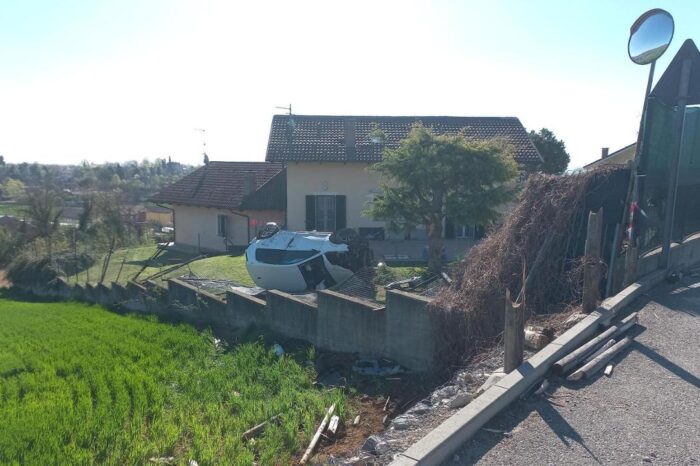 Incidente a Pecetto Torinese. Un'auto si ribalta ed entra nel giardino di una casa.