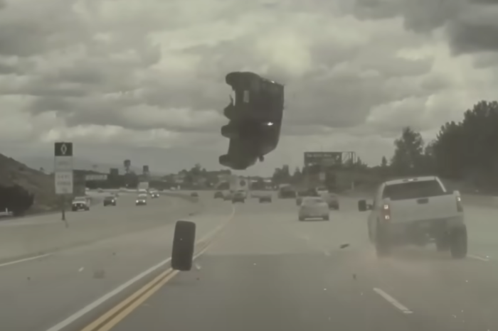 California: Incredibile incidente in autostrada. Un'auto si ribalta colpendo uno pneumatico!(VIDEO)