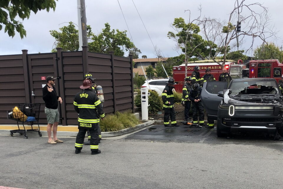 Stati Uniti: Auto Elettrica esplode durante la ricarica, le immagini impressionanti (FOTO)