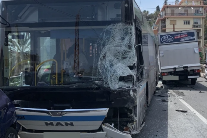 Frontale sfiorato tra camion e pullman a Bordighera: l'incredibile video dell'accaduto. (VIDEO)