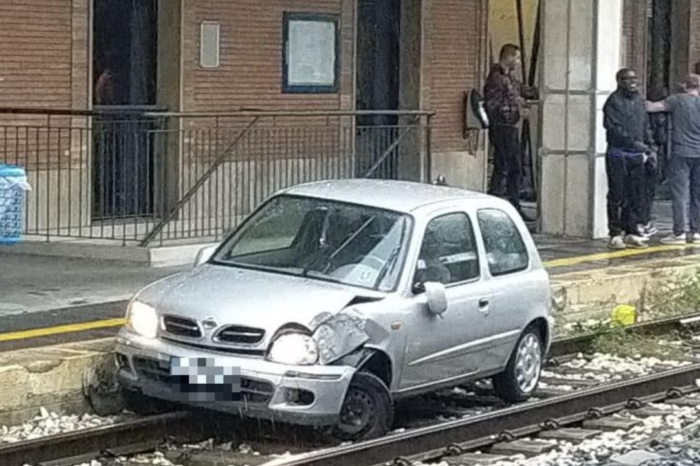 Fabriano: Auto impazzita in stazione, sfonda la vetrata e finisce sui binari! (VIDEO)