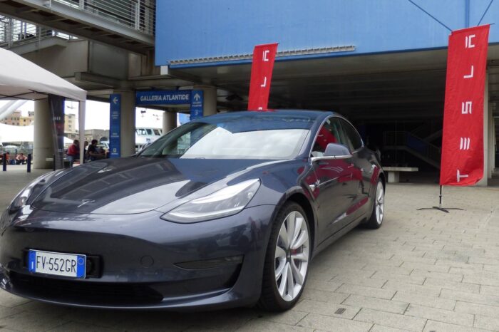 Tesla rivede la sua strategia in Italia: Con un + 280% di vendite mira alla guida del mercato elettrico